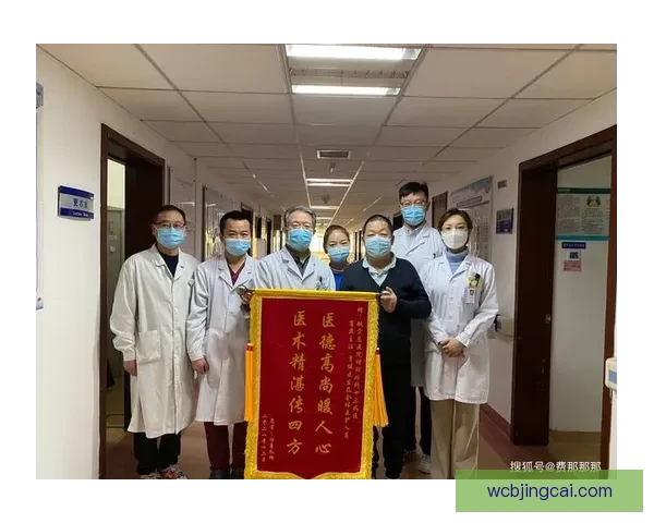 愿无大碍古德温倒地拼抢受压伤退场返回更衣室接受紧急治疗情况引关注