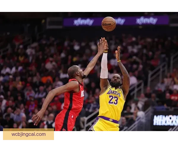 詹姆斯高效轰下14中13表现惊艳杜兰特称他能再打四到五年
