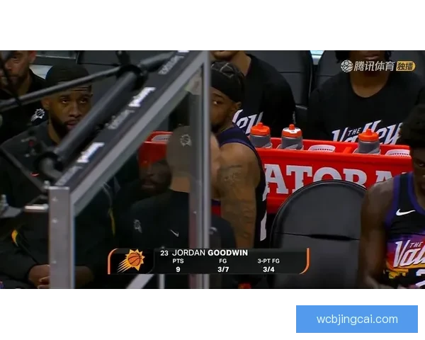 愿无大碍古德温倒地拼抢受压伤退场返回更衣室接受紧急治疗情况引关注